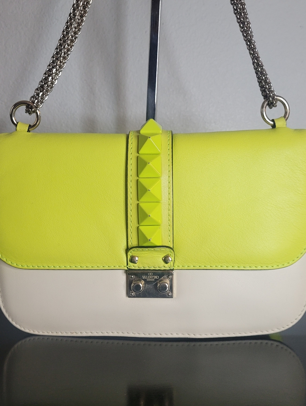 Valentino Garavani Glam Lock flap shoulder bag - Picture 2 of 15